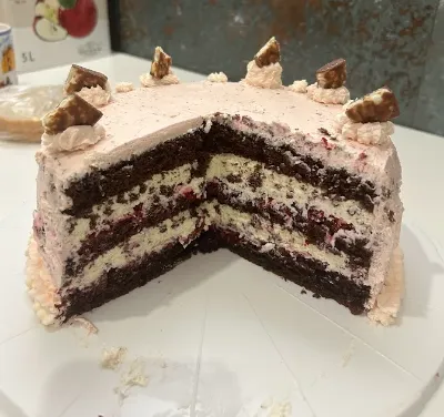 TORT CZEKOLADOWO MALINOWY