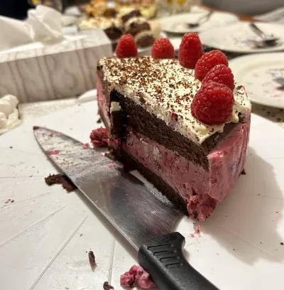 TORT Z GALARETKĄ MALINOWĄ